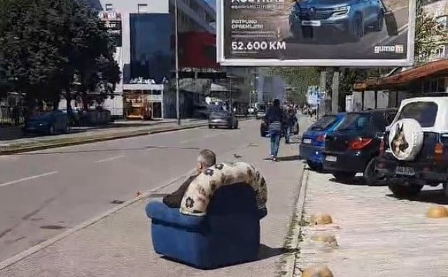 Mostar:  Neobična slika “foteljaša”