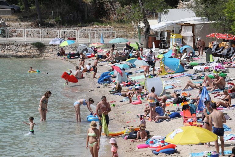 Policija upozorava: Čuvajte novčanike i mobitele na plaži