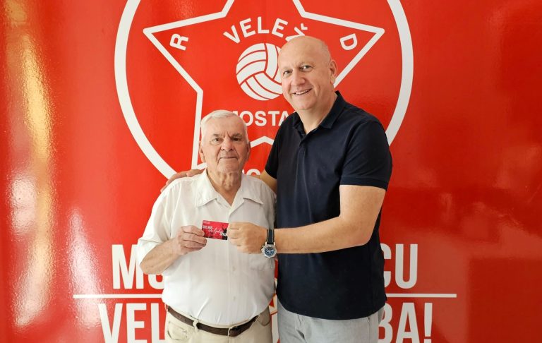 FK Velež: Najstariji živi igrač Veleža preuzeo člansku kartu