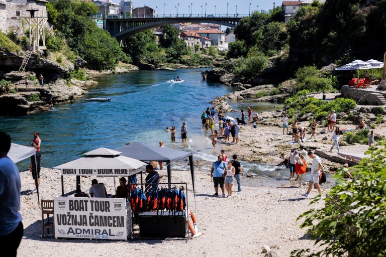 Turiste i građane vrućine otjerale na obale Neretve