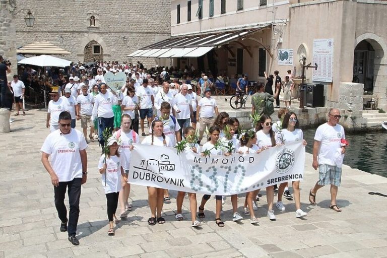 Dubrovčani odali počast žrtvama genocida u Srebrenici mimohodom na Stradunu