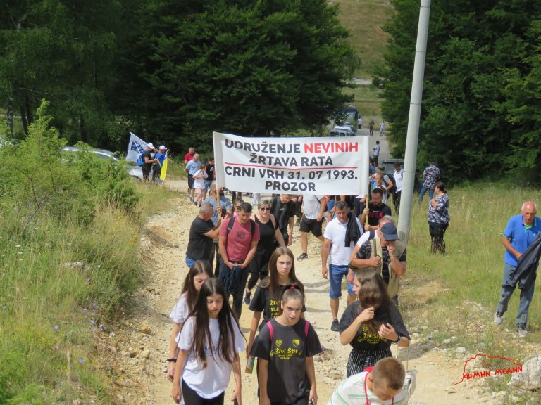 Pohodom na Crni Vrh obilježena 30. godišnjica stradanja Bošnjaka Prozora