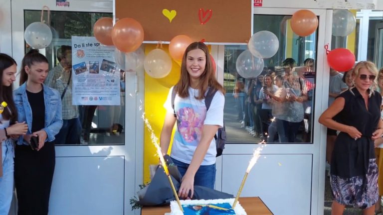 Druga gimnazija: Učenici i nastavnici priredili doček Lani Pudar  (video)