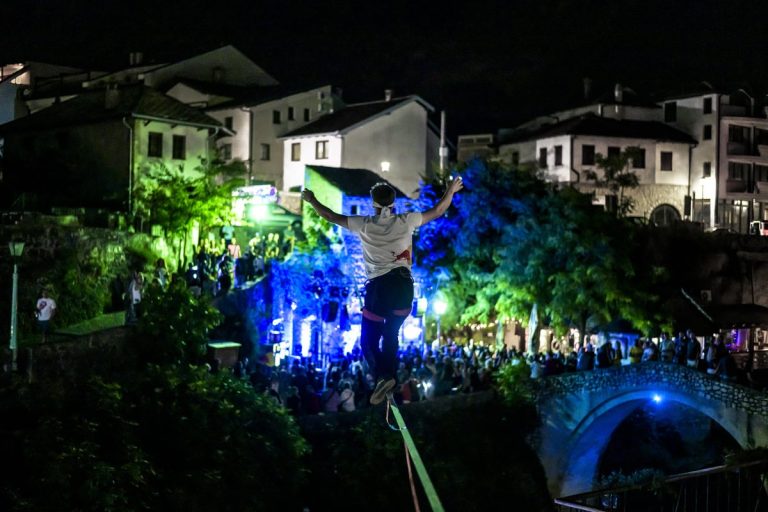 Hodanje po užetu: Akrobatski nastup na Old Town Street Festu u Mostaru