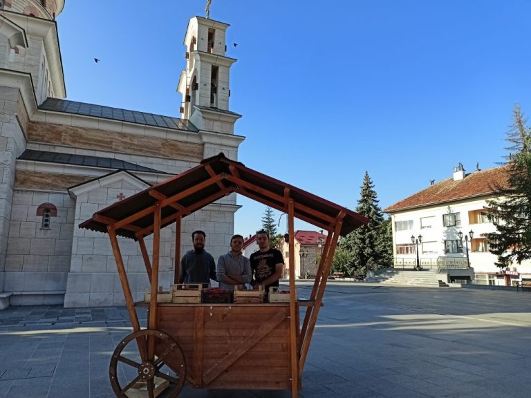 Gacko: Volonteri Fondacije „Sveti Vukašin“  prodaju paradajz, sav prihod ide socijalno ugroženim porodicama