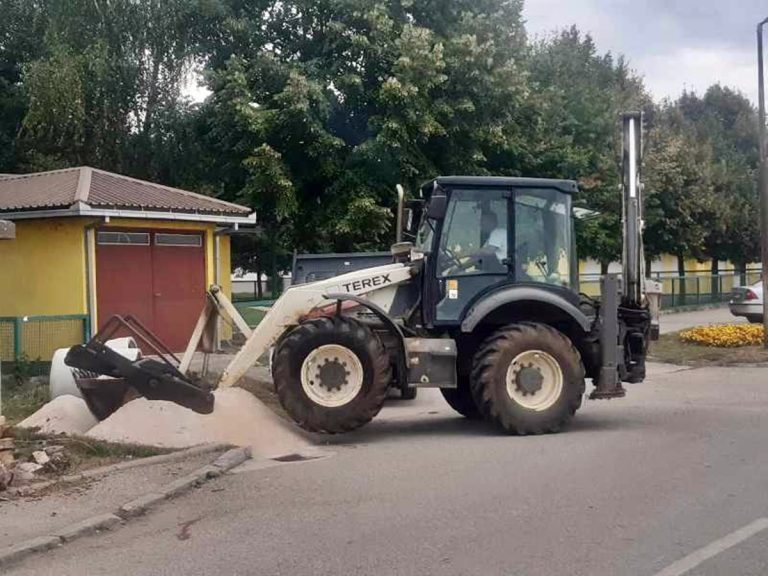 Saniran dio kanalizacione mreže u centru Gacka