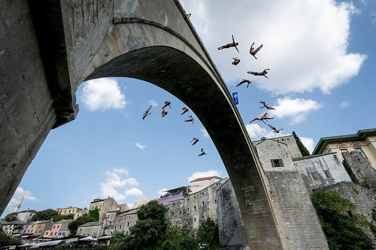 Red Bull Cliff Diving: Spektakularan masovni skok sa Starog mosta (VIDEO)