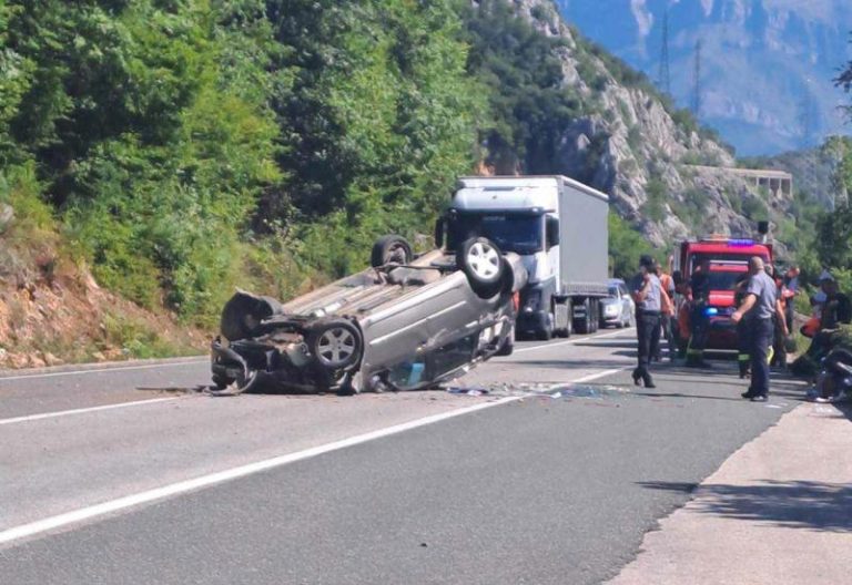 Teška saobraćajna nesreća u Salakovcu, saobraćaj obustavljen