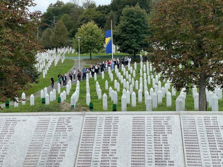 Mostarski osnovci danas posjetili Memorijalni centar u Srebrenici