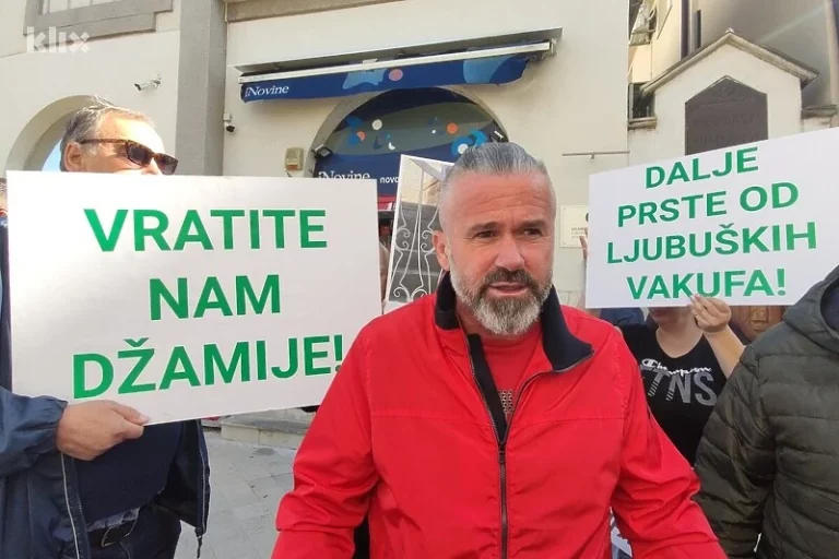 Džematlije iz Ljubuškog protestovale ispred Mostarskog muftijstva: Protive se rasprodaji vakufa i traže uvid u finansije