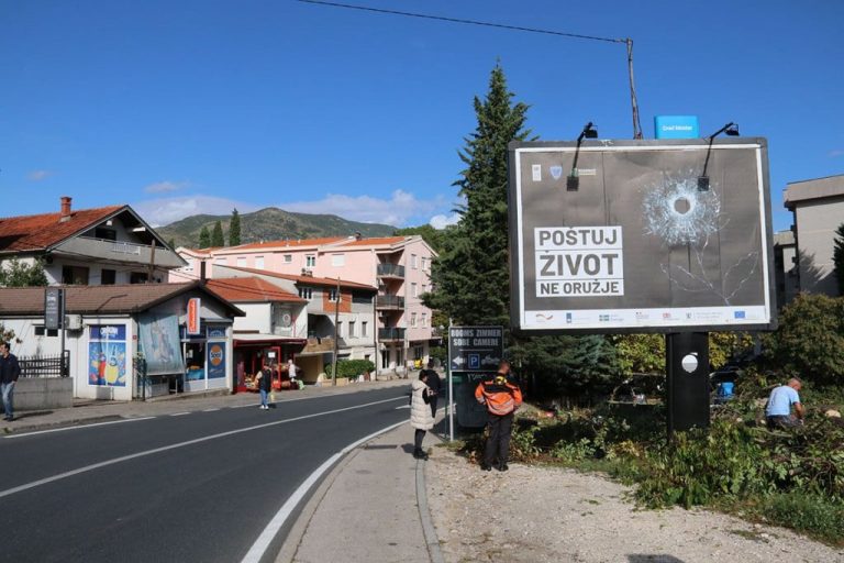 Mostarski apsurdi: Na Rondou uklanjaju trafiku “zbog zelenila”, na Balinovcu sijeku stabla da ne smetaju billboardima