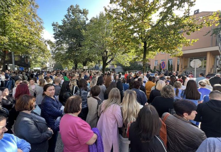 Mostar: Protestna šetnja zdravstvenih radnika (video)