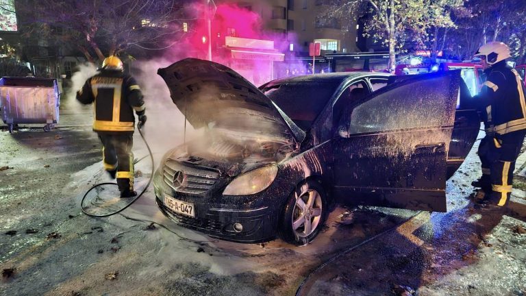 U centru Mostara izgorio automobil u pokretu, gasila ga tri vatrogasna vozila