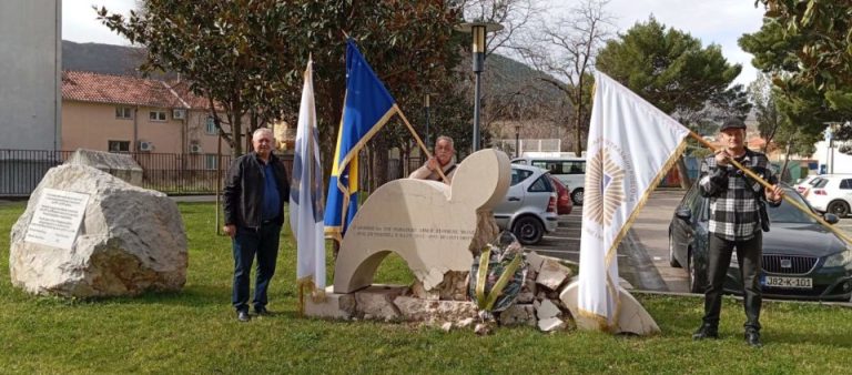 Delegacije prvi put pored miniranog spomenika vojnicima Armije BiH ispred vijećnice