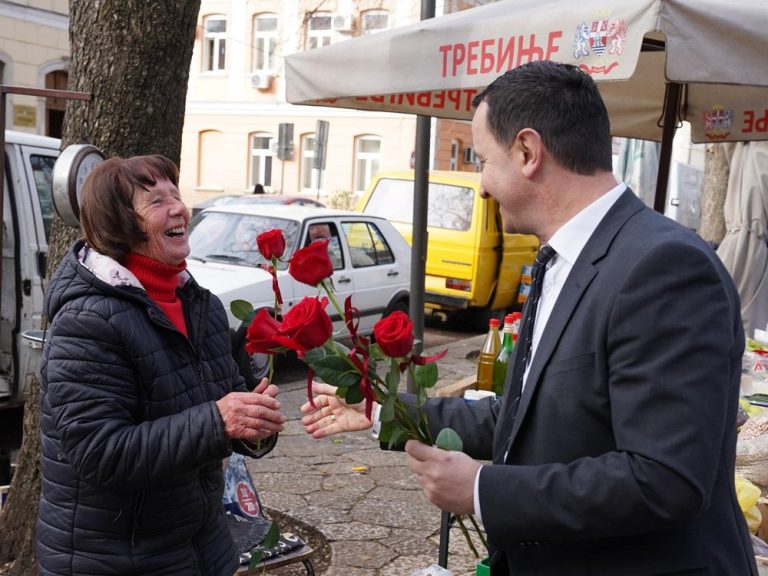 Gest gradonačelnika Ćurića vrijedan svake pohvale: Ruže i osmijeh za Trebinjke