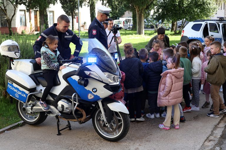 Dan otvorenih vrata: Oprema i vozila policije pokazani mališanima u Trebinju