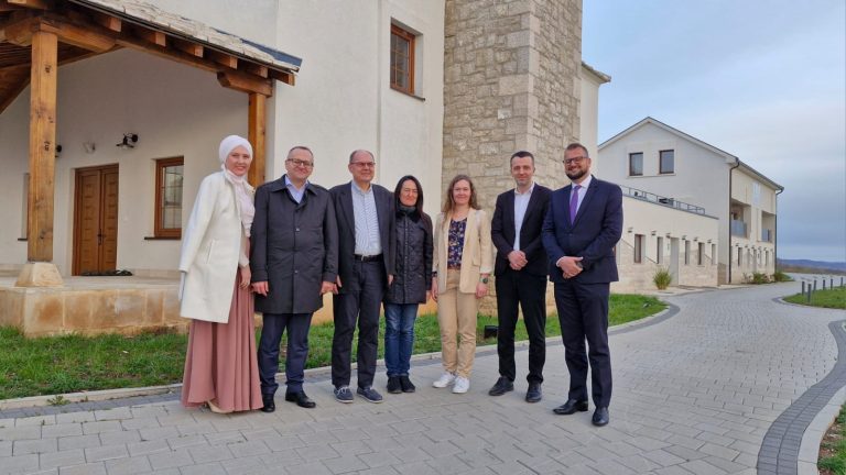 Schmidt na iftaru u Podveležju: Druženje sa muftijom i predsjednikom Medžlisa IZ Mostar