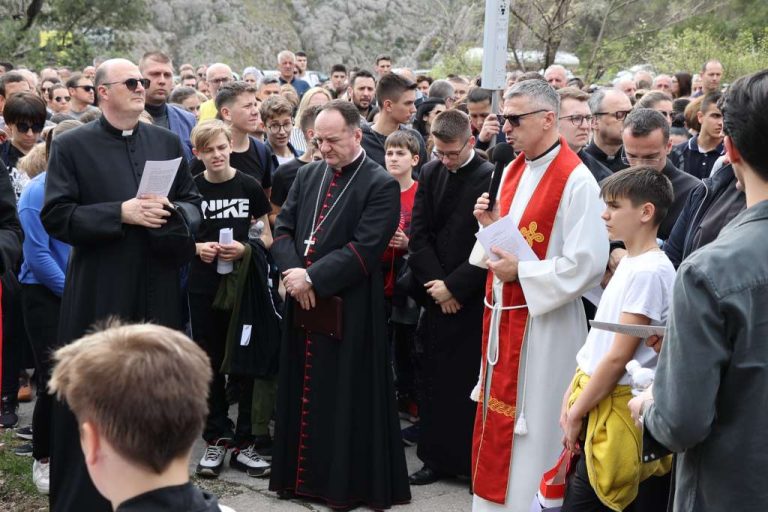 Mostar: Više stotina vjernika na tradicionalnoj pobožnosti Križnog puta na Humu