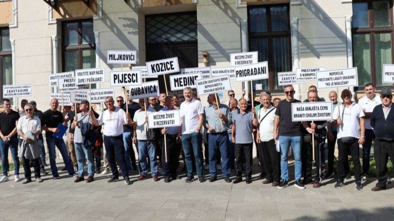 Građani protestovali ispred Vijećnice: Traže da budu uključeni u izmjene Prostornog plana