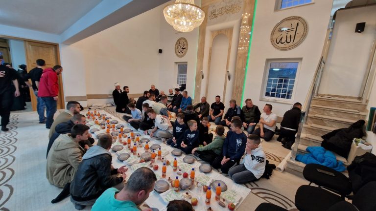 Merhamet organizovao iftar u Dilaverima