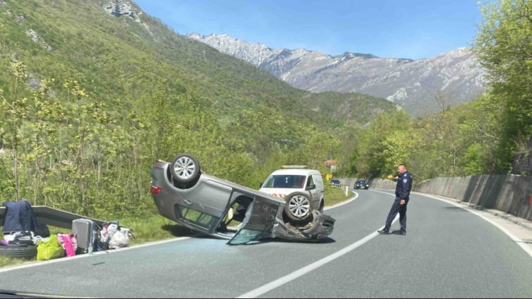 Grabovica: Automobil završio na krovu, povrijeđene dvije osobe