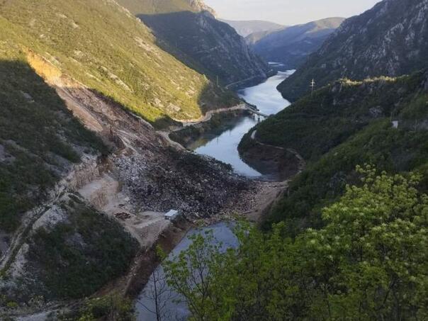 Bijela: Dvije osobe povrijeđene u odronu nakon miniranja u kamenolomu (video)