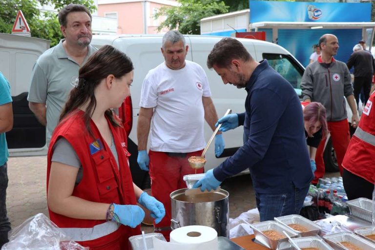 Grah na bobu, grah na čorbu: Gradonačelnik Kordić servirao jelo građanima