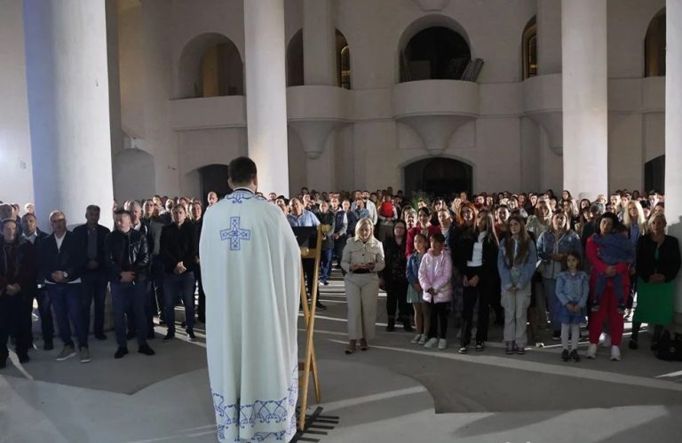 Vaskrs u Mostaru: Pravoslavci prvi put slavili u Sabornoj crkvi od 1992. godine