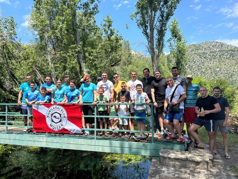 Ronioci i mještani očistili jezero Bezdan u Rodoču