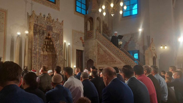 Muslimani širom BiH dočekali Bajram: Centralna svečanost održana u Gazi Husrev-begovoj džamiji