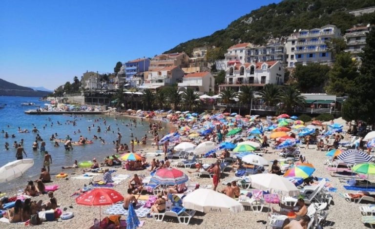 Neum pun turista: Plaže popunjene, temperatura mora je 24 stepena (VIDEO)