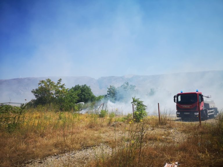 Veliki požar na jugu Mostara: ugroženi objekti na Bišće polju