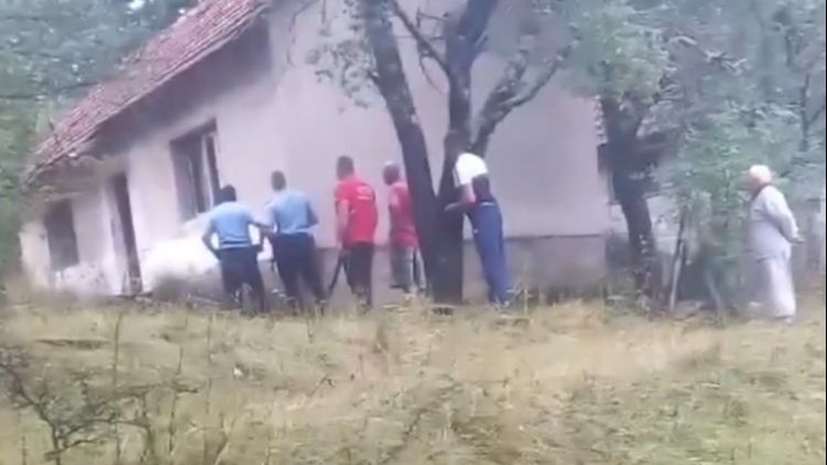 Kraj drame u Nevesinju: Policajci ubili migranta koji je bacao bombe i pucao iz napuštene kuće