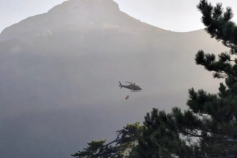 Požar na Tjentištu gasi i helikopter Oružanih snaga BiH