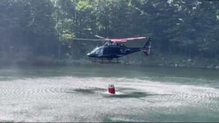 Četiri helikoptera gase požar na Tjentištu, uskoro stižu još dva