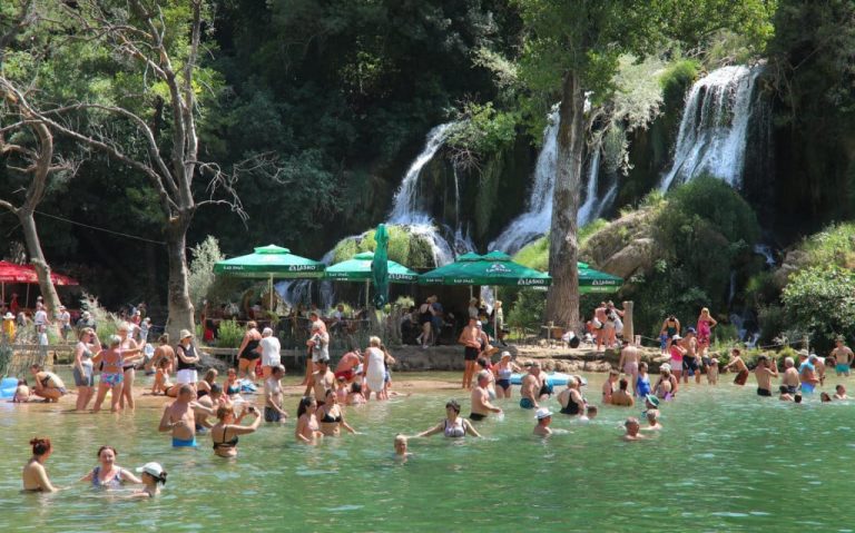 Turizam: Pod slapovima Kravice veća gužva nego na Jadranu