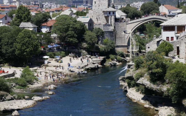 Mostar: Nepoznati muškarac skočio u Neretvu i nije izronio