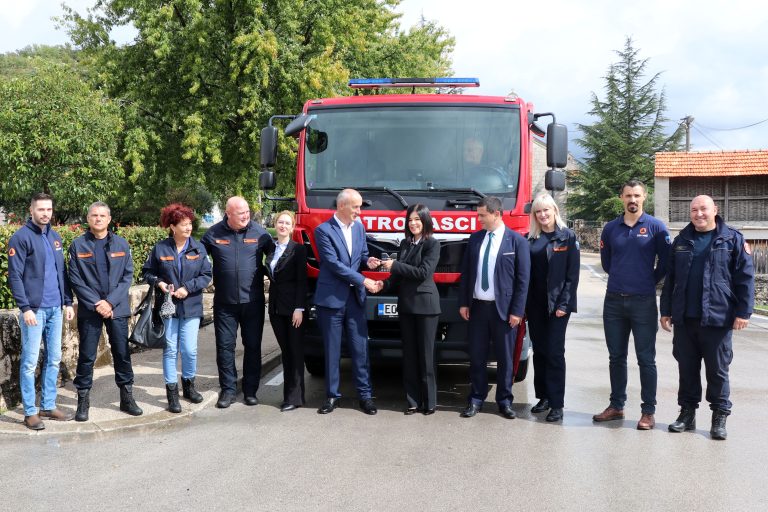 Vlada HNK donirala vatrogasno vozilo općini Ravno