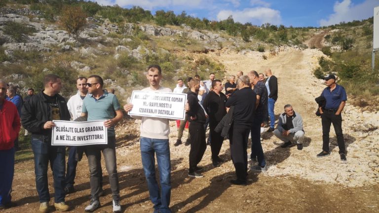 PROTESTI U MILJKOVIĆIMA: MJEŠTANI TRAŽE ZAŠTITU DRŽAVNE IMOVINE I PONIŠTENJE PRENAMJENE ZEMLJIŠTA