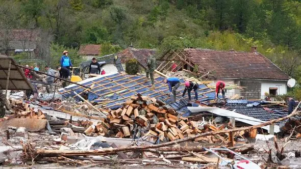 Donja Jablanica: Spasioci ručno raščišćavaju ruševine, na terenu i mostarski vatrogasci