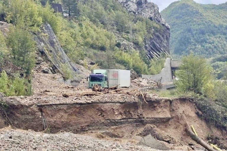 NA PUTNOM PRAVCU MOSTAR – JABLANICA U POTPUNOSTI NESTALA CESTA KOD KOMADINOVOG VRELA