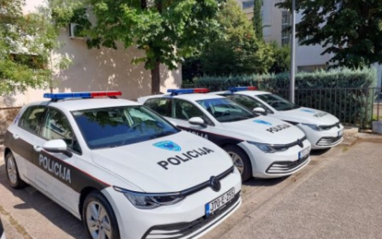 Mostar: Policija izvršila pretres stana zatvoreniku, pronašli oružje i veću količinu cigareta