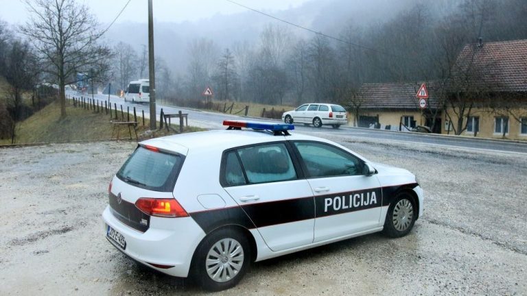 Konjic: Potjera za ukradenim Passatom, kradljivac sletio s puta i zadobio teške povrede