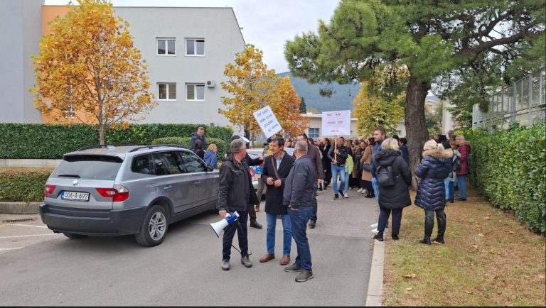 Mostar: Održan protest prosvjetnih radnika, šetnja od Vijećnice do Vlade HNK