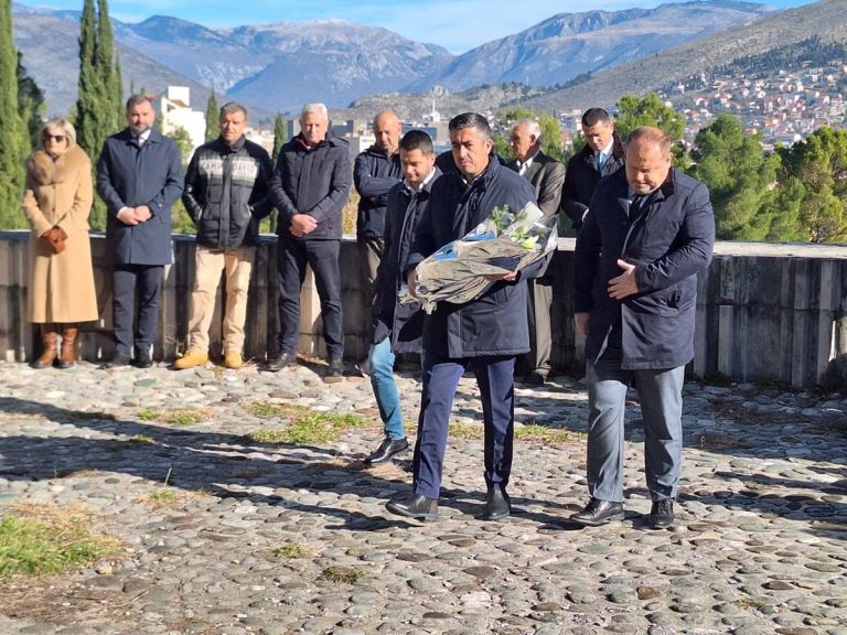 Polaganjem cvijeća na Partizanskom groblju počelo obilježavanje Dana državnosti u Mostaru