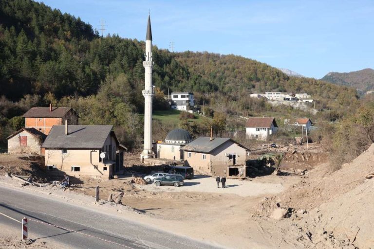 Donja Jablanica: Oružane snage i volonteri raščišćavaju ruševine