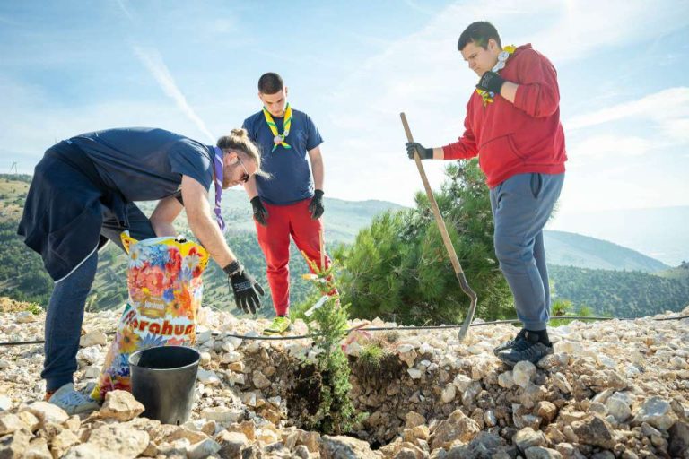 Mostar: Mladi iz izviđačkih odreda organizirali akciju pošumljavanja Fortice