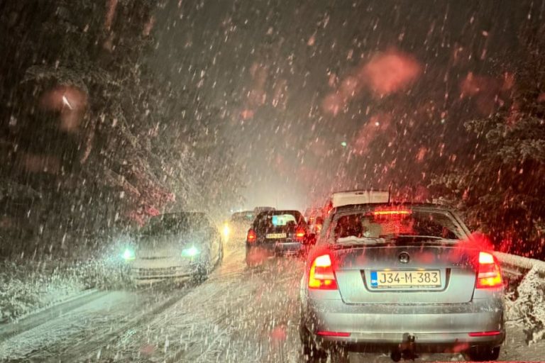 Obilne snježne padavine i danas: Na većini cesta snijeg otežava saobraćaj