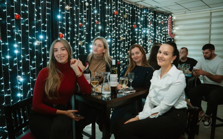 Večer vina i meze na Adventu u SCM: Uživanje u glazbi i blagdanskoj atmosferi
