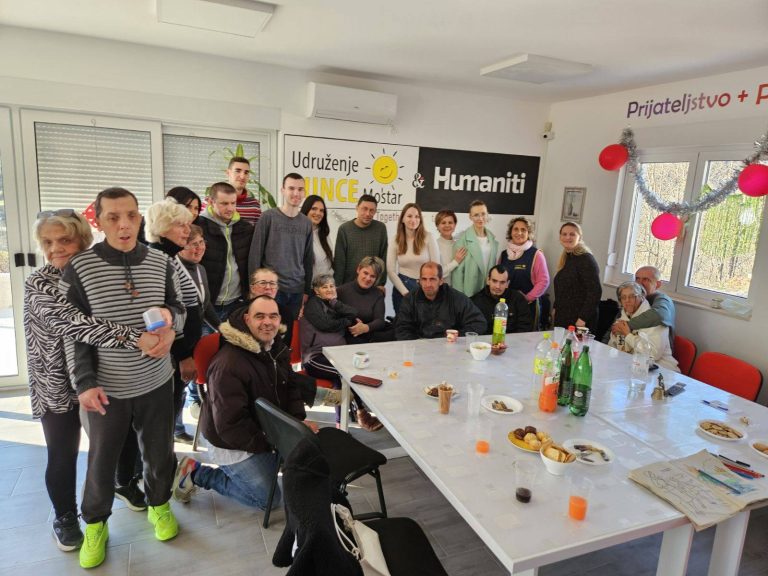 Forum mladih SDP-a Mostar podijelio novogodišnje paketiće članovima Udruženja “Sunce”
